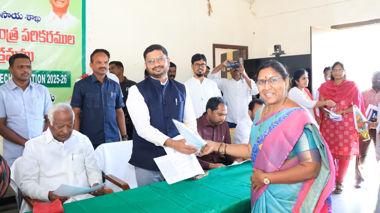 గోవర్దనగిరి గ్రామం, రఘునాథపల్లి మండలానికి జిల్లా కలెక్టర్ రిజ్వాన్ భాషా షేక్ పర్యటన*